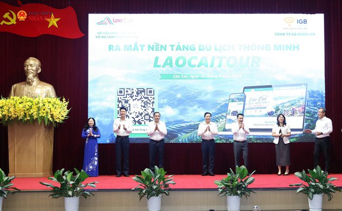 Lãnh đạo tỉnh Lào Cai bấm nút ra mắt Ứng dụng Du lịch thông minh Lào Cai Tour. Ảnh: An Nhiên
