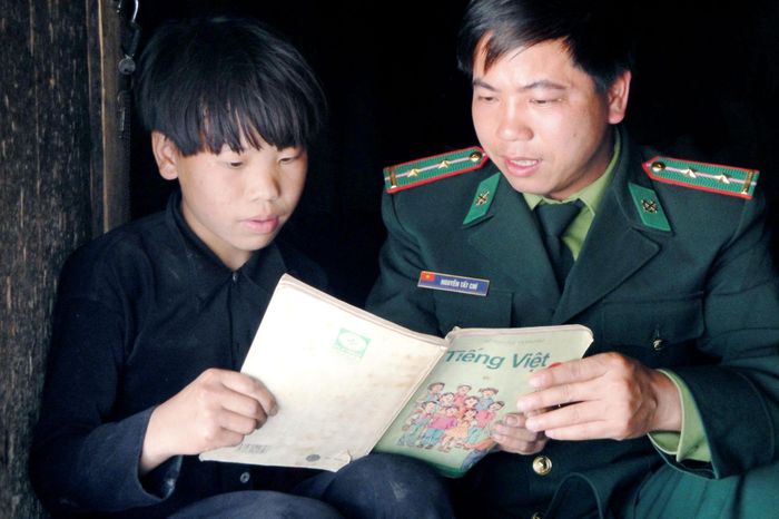 Cán bộ Biên phòng dạy chữ cho học sinh vùng cao. Ảnh: Trung Dũng