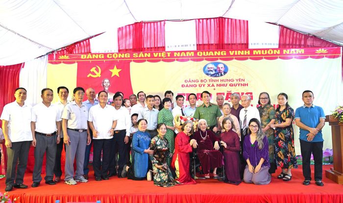 Đại tướng Lương Tam Quang cùng các đồng chí trong Ban Thường vụ Tỉnh ủy Hưng Yên đến thăm, trao Huy hiệu 80 năm tuổi Đảng và tặng quà đảng viên Quản Thị Sành.