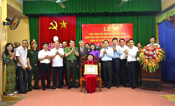Đại tướng Lương Tam Quang thăm hỏi, trao Huy hiệu 80 năm tuổi Đảng tặng đảng viên Trần Thị Viển.