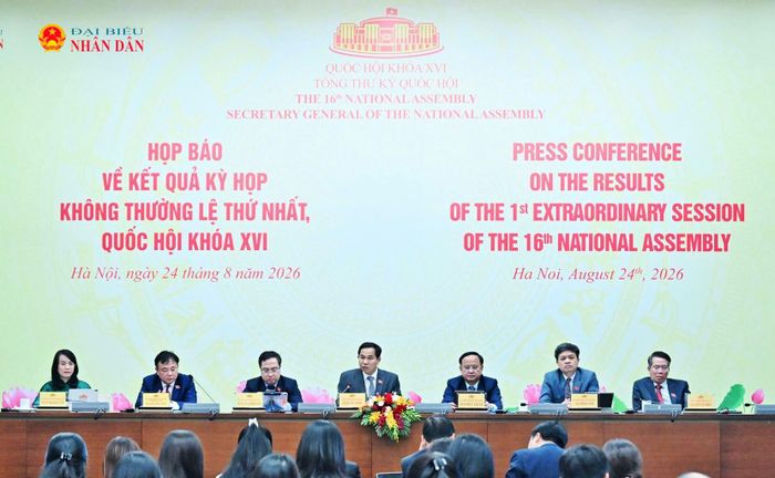 ĐBQH Trần Đức Thuận (Nghệ An) tham gia Đoàn chủ tọa Họp báo về kết quả Kỳ họp. Ảnh: Quang Khánh