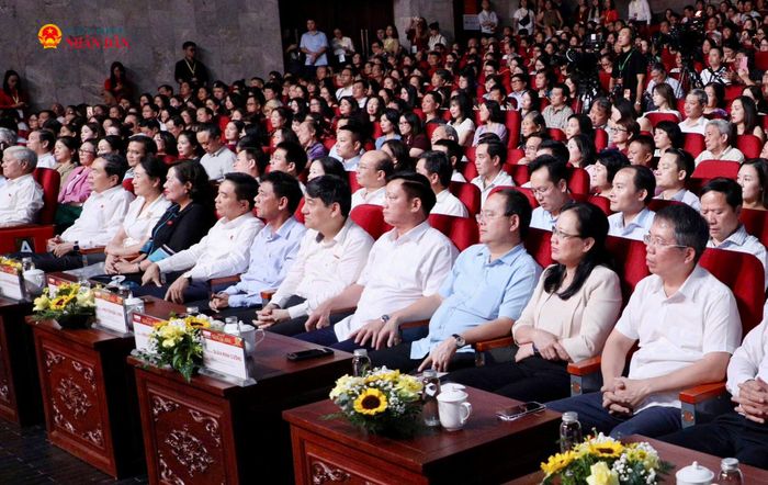 Trưởng Đoàn ĐBQH tỉnh Nghệ An Nguyễn Khắc Thận cùng lãnh đạo Trung ương và các tỉnh, thành dự Chương trình “Nắng Ba Đình” do Báo Đại biểu Nhân dân tổ chức. Ảnh: Khánh Duy