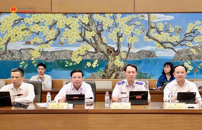 Các đại biểu dự phiên họp tổ. Ảnh: Khánh Duy