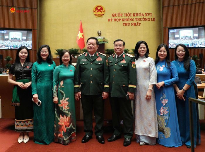 Các ĐBQH chụp ảnh lưu niệm bên lề Kỳ họp. Ảnh: Khánh Duy