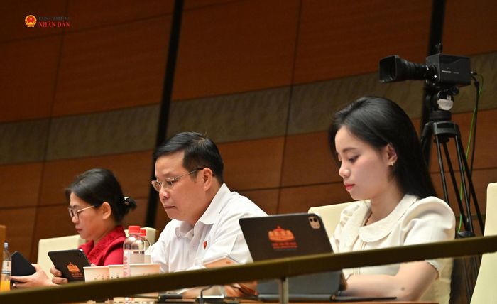 Các ĐBQH dự phiên họp tại Hội trường. Ảnh: Lâm Hiển