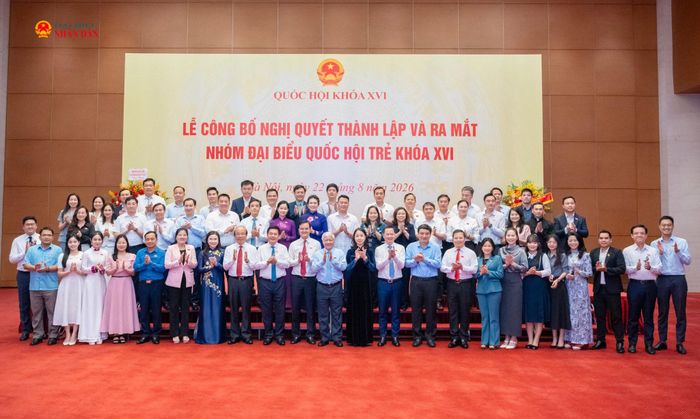 Các ĐBQH trẻ của Đoàn ĐBQH Nghệ An cùng các đại biểu tại Lễ ra mắt Nhóm ĐBQH trẻ khóa XVI. Ảnh: Phạm Thắng