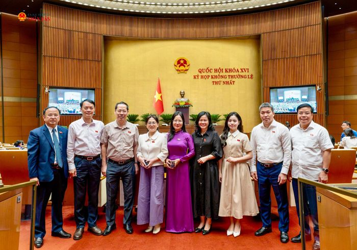 Các ĐBQH Nghệ An chụp ảnh lưu niệm bên lề Kỳ họp. Ảnh: Khánh Duy
