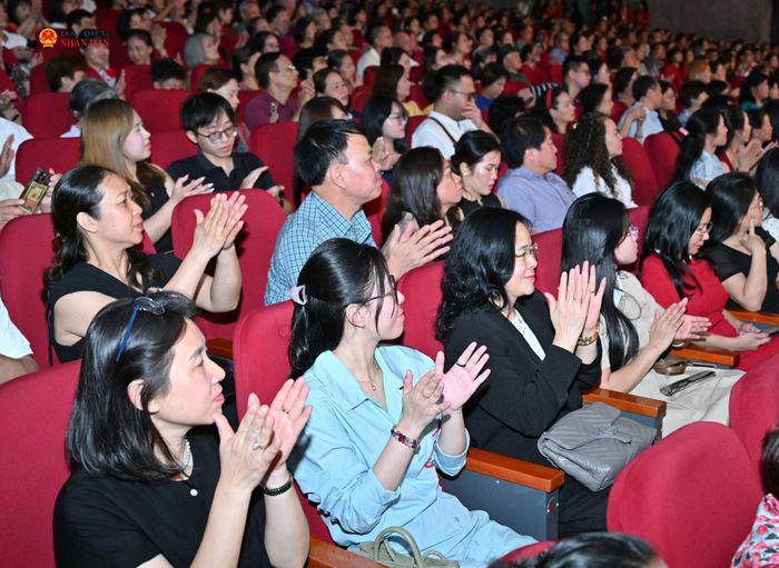 Các ĐBQH Đoàn Nghệ An dự chương trình nghệ thuật "Nắng Ba Đình". Ảnh: Quang Khánh
