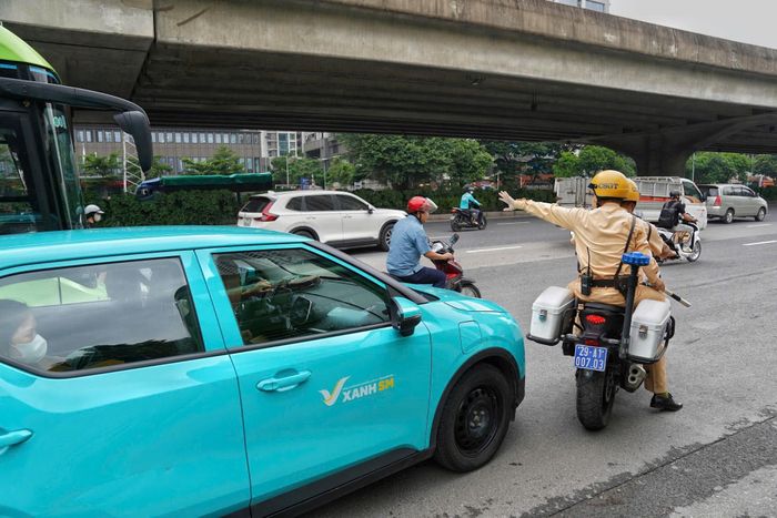 Tổ công tác triển khai lực lượng hỗ trợ xe chở sản phụ đến bệnh viện