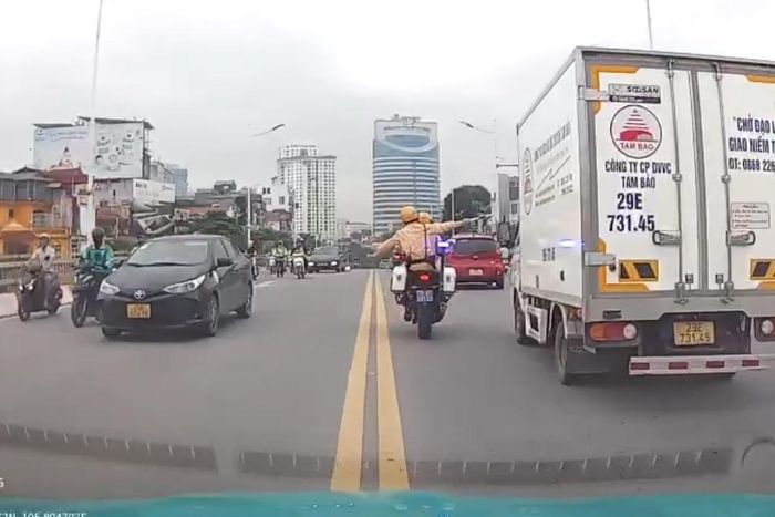 Hình ảnh tổ công tác mở đường cho xe chở sản phụ từ camera hành trình trên xe taxi