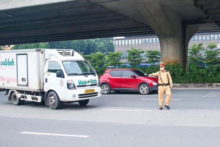 Các phương tiện kinh doanh vận tải hàng hoá được kiểm soát trong sáng 26/8
