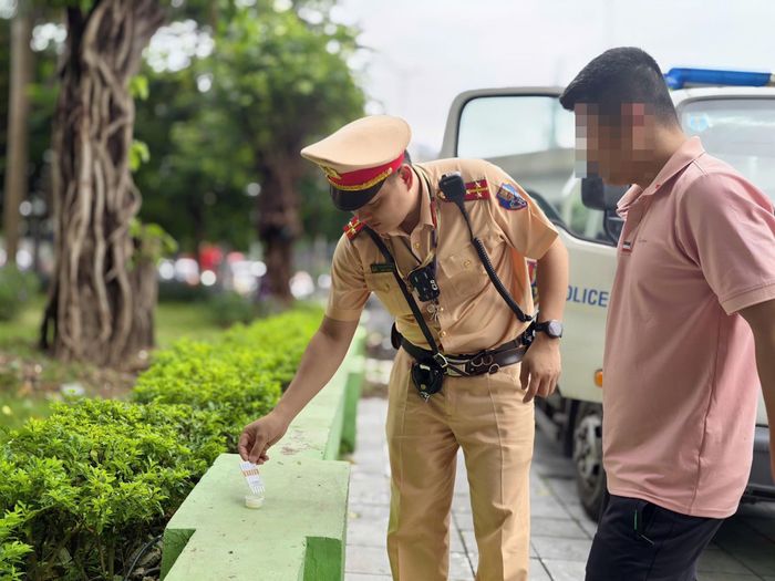 Cảnh sát kiểm tra nồng độ cồn, test nhanh ma tuý đối với các lái xe