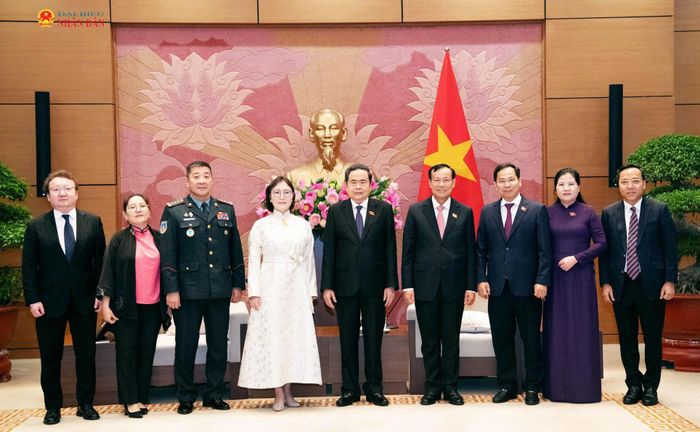 Chủ tịch Quốc hội Trần Thanh Mẫn, Đại sứ đặc mệnh toàn quyền Mông Cổ tại Việt Nam Ganbaatar Hulan và các đại biểu tại cuộc tiếp