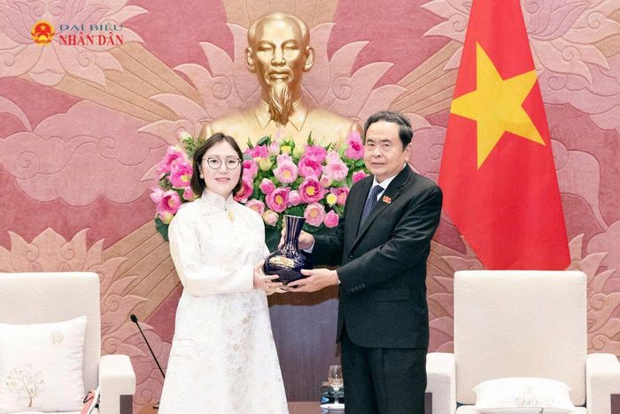 Chủ tịch Quốc hội Trần Thanh Mẫn trao quà lưu niệm tặng Đại sứ đặc mệnh toàn quyền Mông Cổ tại Việt Nam Ganbaatar Hulan