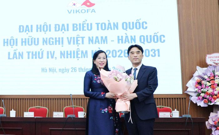Đại biện lâm thời Đại sứ quán Đại hàn Dân quốc tại Việt Nam Seo Won Sam chúc mừng Chủ tịch Hội hữu nghị Việt Nam - Hàn Quốc nhiệm kỳ 2026 – 2031 Nguyễn Thanh Hải