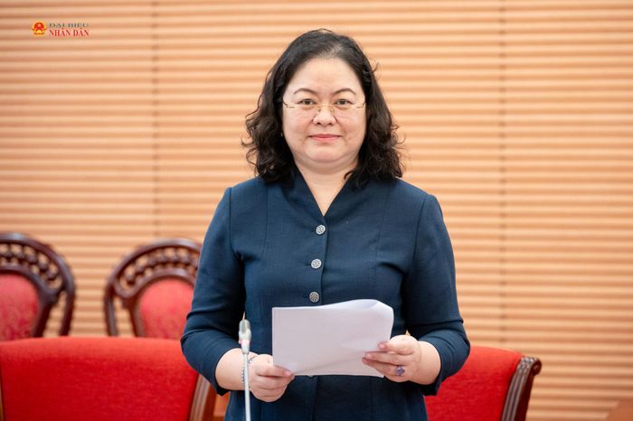 Phó Chủ nhiệm Ủy ban Văn hóa và Xã hội Lò Thị Việt Hà trình bày dự thảo Báo cáo thẩm tra dự án Luật