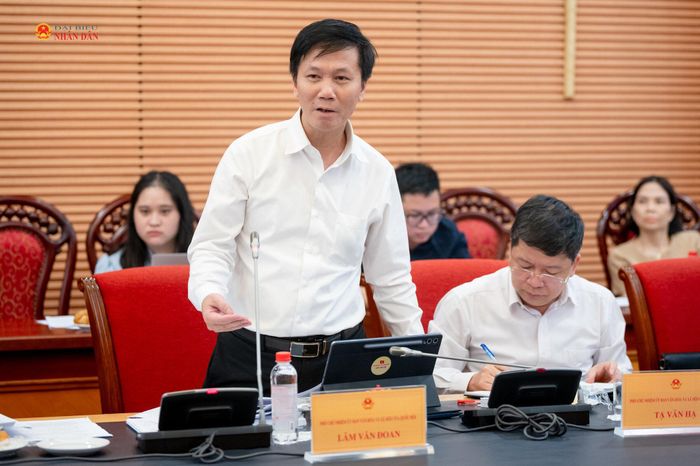 Phó Chủ nhiệm Ủy ban Văn hóa và Xã hội Lâm Văn Đoan phát biểu