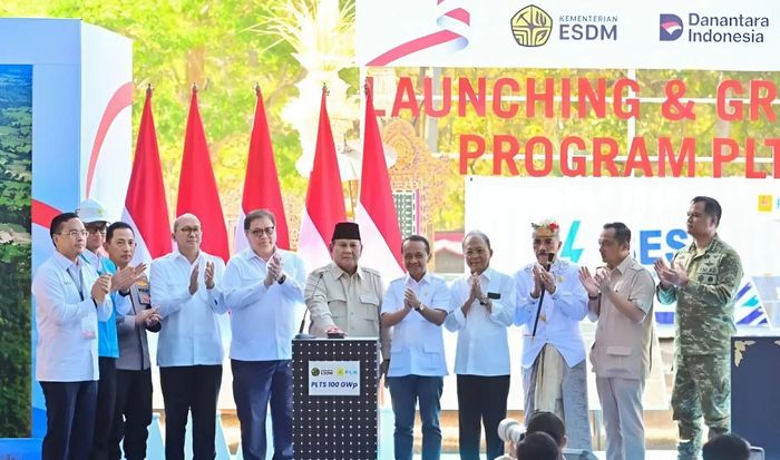 Tổng thống Indonesia Prabowo Subianto cùng các đại biểu bấm nút khởi công dự án điện mặt trời 100 GW tại Gilimanuk. Nguồn: ANTARA News.
