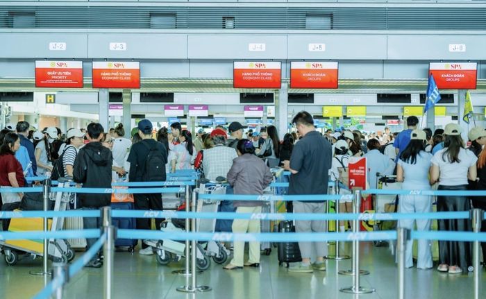 Những du khách đầu tiên của đường bay làm thủ tục tại quầy. Ảnh: Sun Group.