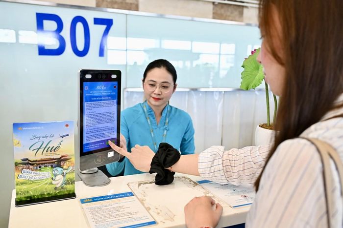 Hành khách sử dụng sinh trắc học trong quá trình làm thủ tục, góp phần giảm phát thải trên hành trình. Ảnh: VNA