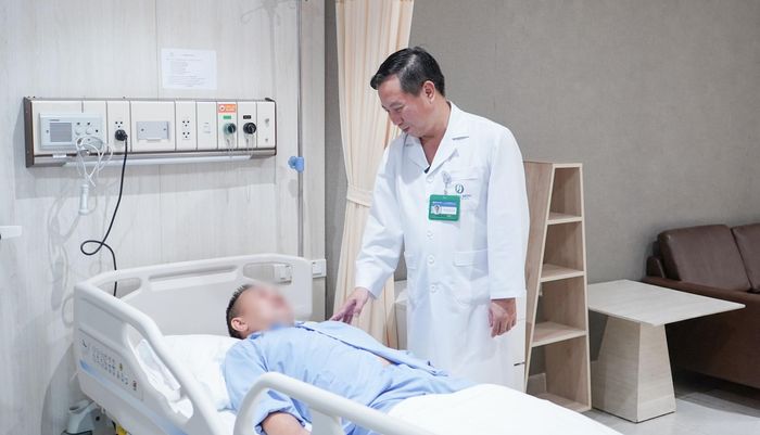 PGS.TS.BS Nguyễn Anh Tuấn, Giám đốc Ngoại khoa, Trưởng khoa Ngoại Tiêu hóa, Bệnh viện Đa khoa Phương Đông thăm khám cho bệnh nhân sau khi phẫu thuật (Ảnh: BVCC)