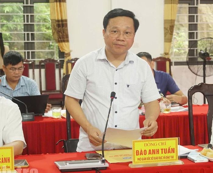 Ông Đào Anh Tuấn - Phó Giám đốc Sở Giáo dục và Đào tạo tỉnh Lào Cai cung cấp thông tin cho các cơ quan báo chí.