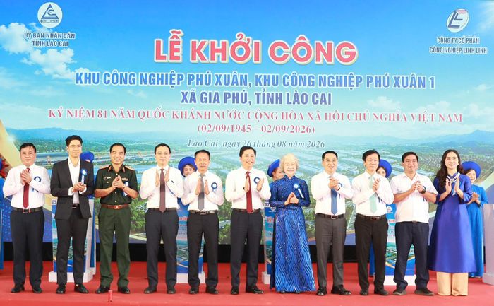 Lãnh đạo tỉnh Lào Cai cùng đại biểu và doanh nghiệp chụp ảnh kỷ niệm