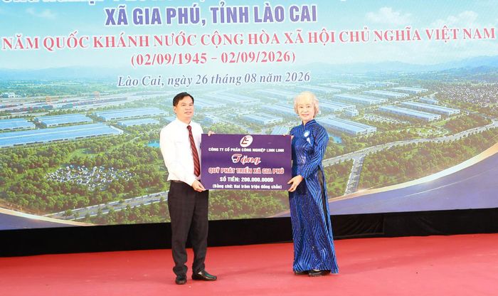 Đại diện Công ty CP Công nghiệp Linh Linh phát biểu và trao tặng Quỹ phát triển xã Gia Phú.