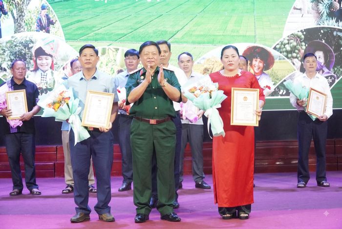 Đại diện lãnh đạo Ủy ban MTTQ Việt Nam tỉnh trao giải Nhì cho 2 đội thi. Ảnh ĐBP