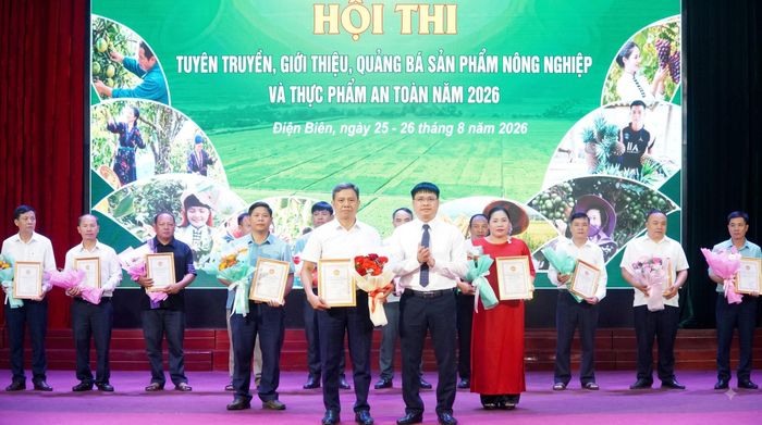 Đại diện lãnh đạo Hội Nông dân tỉnh trao giải Nhất cho Đội thi số 9 (gồm các xã Thanh Yên, Thanh Nưa và phường Điện Biên Phủ). Ảnh ĐBP