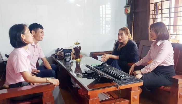 Bà Hoàng Thị Thanh Hà (áo xanh) phấn khởi khi được NHCSXH Đắk Lắk cho vay vốn, tạo điều kiện cho các con ăn học (Ảnh: C.Thái)