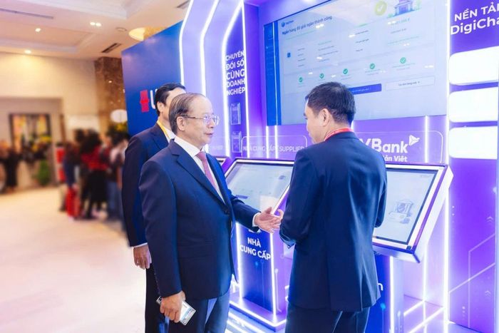 Ông Nguyễn Văn Thân - Chủ tịch VINASME đến thăm gian hàng và tìm hiểu về giải pháp DigiChain của BVBank