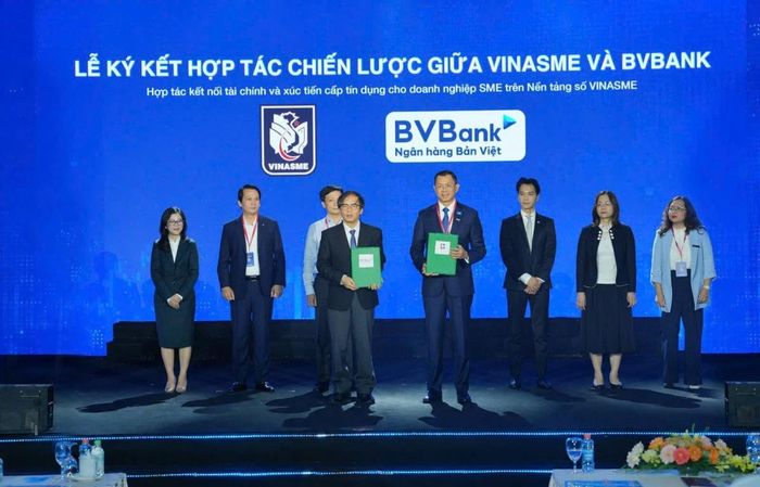 Ông Tô Hoài Nam - Phó Chủ Tịch thường trực VINASME (bên trái) cùng ông Lý Hoài Văn - Tổng Giám đốc BVBank (bên phải) trao thỏa thuận hợp tác chiến lược giữa hai bên