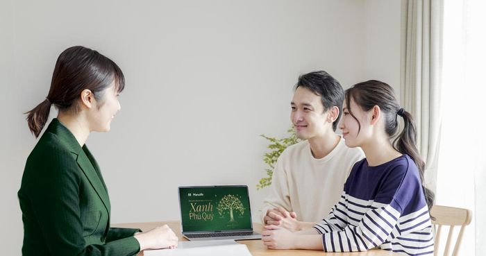 Sản phẩm bảo hiểm liên kết đơn vị Xanh Phú Quý được nhiều người thuộc thế hệ “sandwich” quan tâm để bảo vệ và tích lũy tài chính cho giai đoạn hưu trí. Ảnh Hà Hằng.