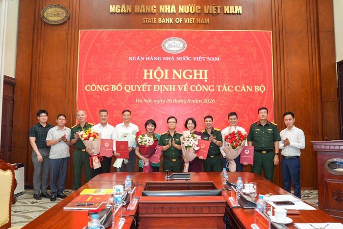 Thiếu tướng Nguyễn Chí Công, Phó Cục trưởng Cục Dân quân tự vệ trao các Quyết định của Bộ trưởng Bộ Quốc phòng bổ nhiệm các chức vụ thuộc Ban Chỉ huy quân sự NHNN