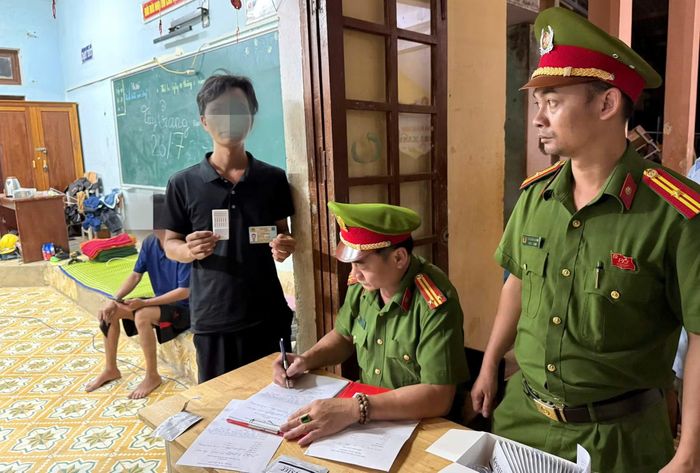  Công an xã biên giới Avương tổ chức test nhanh ma túy cho người lao động, công nhân hoạt động trên địa bàn xã 