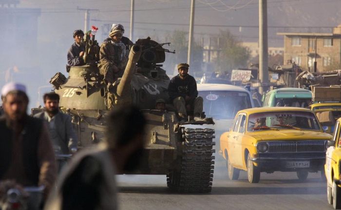 Các chiến binh Liên minh phương Bắc tiến vào Kabul sau khi Taliban mất quyền kiểm soát thủ đô cuối năm 2001. Ảnh Reuters