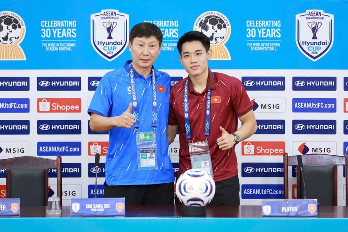 HLV Kim Sang Sik và Đình Bắc đều khẳng định tuyển Việt Nam không chủ quan trước trận lượt về.