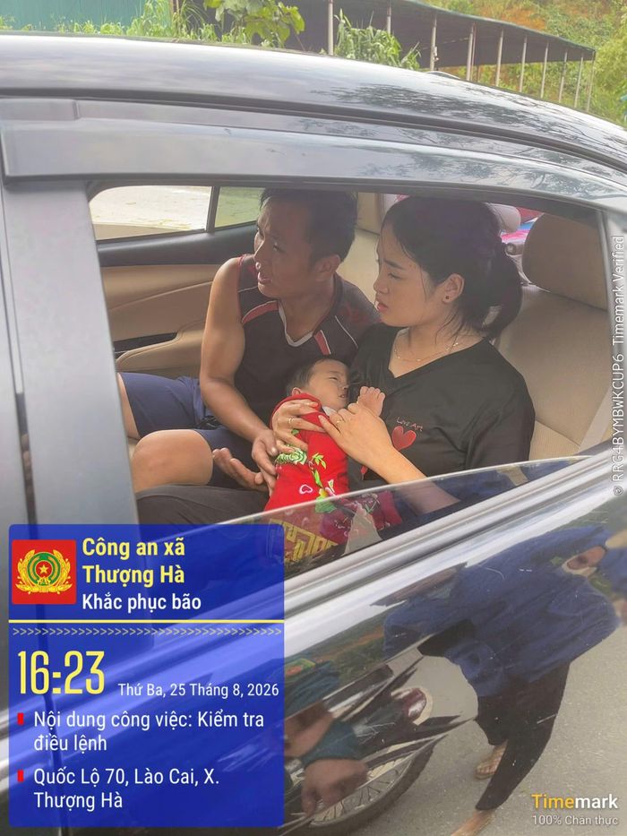 Công an xã Thượng Hà đưa cháu Như đi cấp cứu kịp thời.