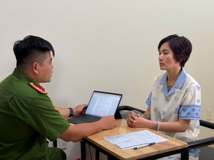 Vợ chồng Phú Lê tại cơ quan Công an.