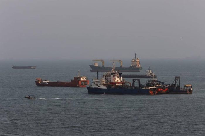Các con tàu neo đậu ở eo biển Hormuz, ngoài khơi Bandar Abbas, Iran, ngày 10/8/2026. Ảnh: Ali Saeedi/Getty