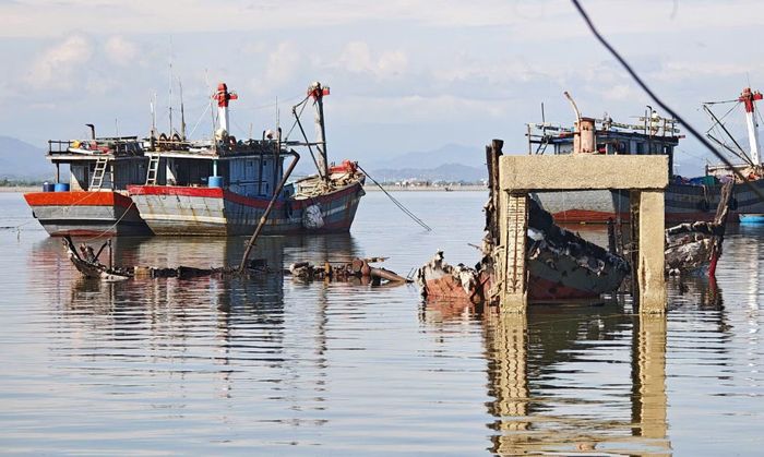 Toàn bộ 2 tàu cá giá trị tiền tỷ bị lửa thiêu rụi.