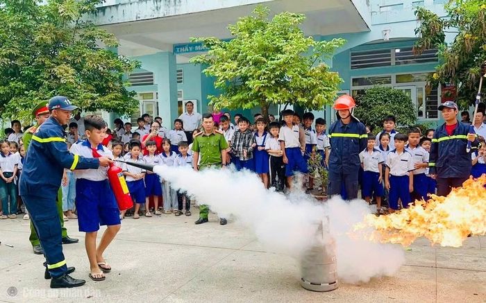 Phòng Cảnh sát PCCC&CNCH hướng dẫn kỹ năng an toàn PCCC cho các em học sinh Trường Tiểu học B Hưng Phú, xã Vĩnh Thanh, tỉnh Cà Mau.