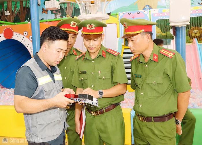 Phòng Cảnh sát PCCC&CNCH phối hợp đơn vị GTEL GEIC hướng dẫn lắp đặt hệ thống truyền tin báo cháy tại xã Phước Long, tỉnh Cà Mau.