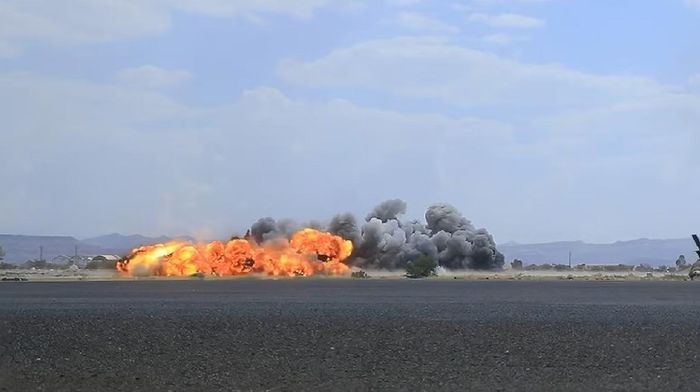 Houthi tấn công sân bay Sanaa tại Yemen. Ảnh: Xinhua