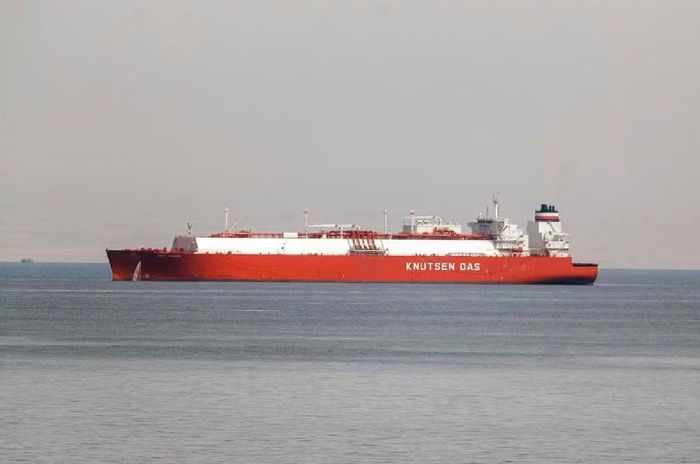 Tàu chở dầu đi qua Biển Đỏ, gần kênh Suez. Ảnh: Xinhua