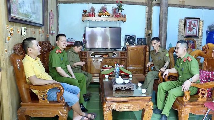  Cán bộ công an tỉnh Tuyên Quang gặp gỡ người được đặc xá 