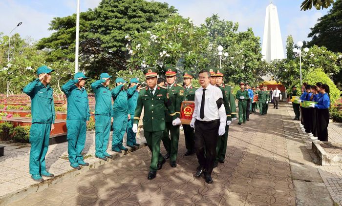 Lãnh đạo TP Cần Thơ và các đại biểu tổ chức an táng hài cốt liệt sĩ.