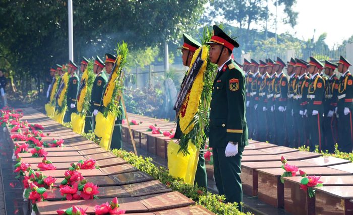 Các nghi thức truy điệu và an táng được thực hiện trang nghiêm, long trọng.