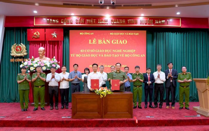 Thứ trưởng Lê Văn Tuyến và Thứ trưởng Lê Quân ký và trao biên bản bàn giao, tiếp nhận 3 cơ sở giáo dục nghề nghiệp.